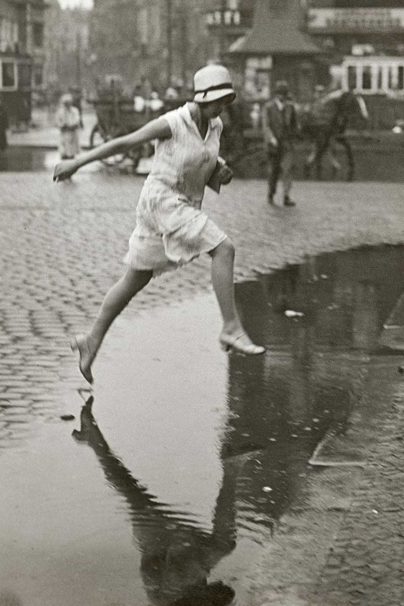 wilhelm hack museum street life Friedrich Seidenstücker Junge Frau beim Sprung über die Pfütze am Bahnhof Zoologischer Garten
